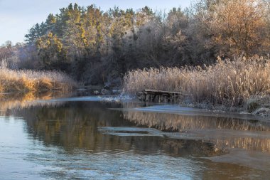 Irpen Nehri 'nde soğuk bir sabah. Kiev bölgesi. 5 Aralık 2021