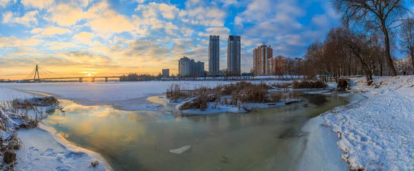 Günaydın Kiev. Gün doğumu. Obolonskaya seti. Kiev, Ukrayna. 13 Ocak 2022