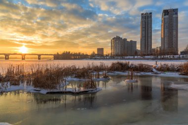 Günaydın Kiev. Gün doğumu. Obolonskaya seti. Kiev, Ukrayna. 13 Ocak 2022