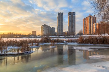 Günaydın Kiev. Gün doğumu. Obolonskaya seti. Kiev, Ukrayna. 13 Ocak 2022