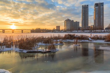 Günaydın Kiev. Gün doğumu. Obolonskaya seti. Kiev, Ukrayna. 13 Ocak 2022