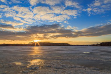 Akşam yürüyüşü. Irpin Nehri. Kiev bölgesi. Ukrayna. 30 Ocak 2022