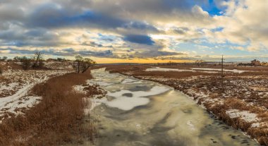 Akşam yürüyüşü. Irpin Nehri. Kiev bölgesi. Ukrayna. 30 Ocak 2022