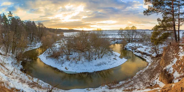 Akşam yürüyüşü. Irpin Nehri. Kiev bölgesi. Ukrayna. 30 Ocak 2022