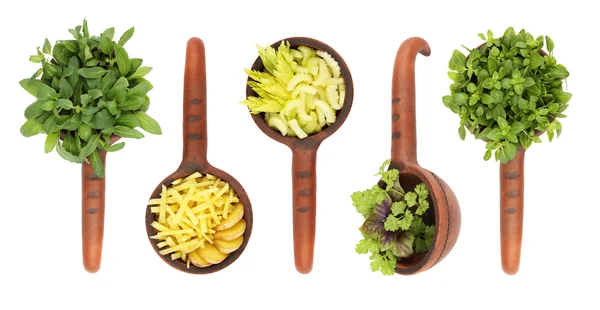 Verse smaakstof kruiden en specerijen in keramische scoop — Stockfoto