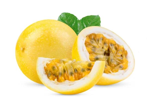 Sarı tutku meyvesi beyaz arkaplanda izole