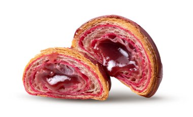 Ahududu kruvasanı beyaz arkaplanda izole edilmiş.