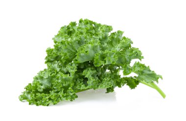 Beyaz arkaplanda karalahana yaprağı salatası.