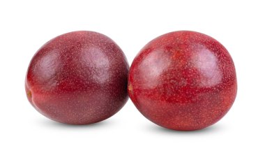 Mor tutku meyvesi beyaz arka planda izole