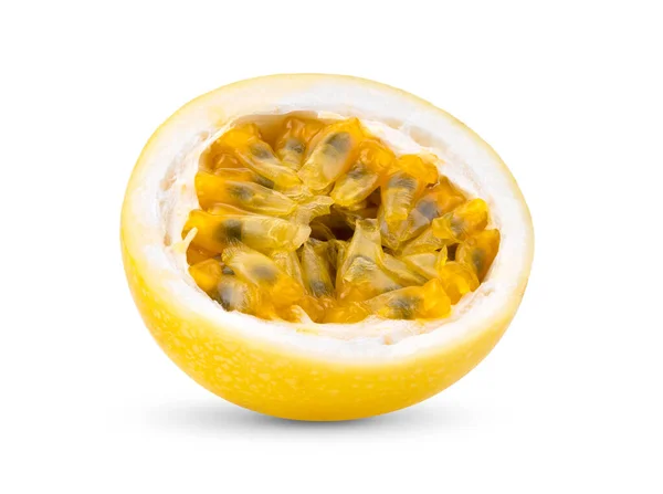 Halb Gelbe Passionsfrucht Isoliert Auf Weißem Hintergrund — Stockfoto