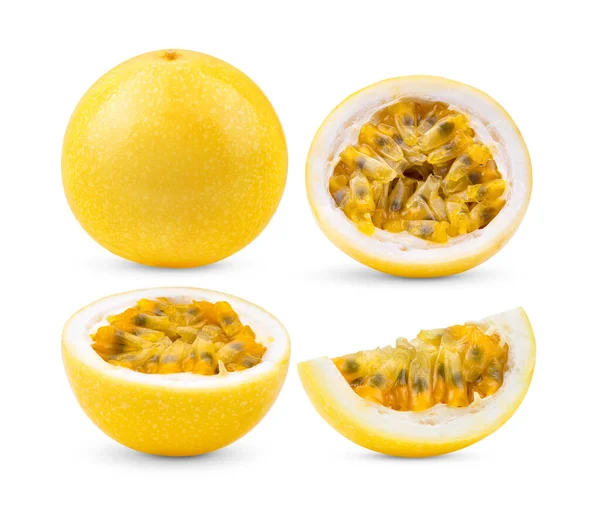 Sarı tutku meyvesi beyaz arkaplanda izole