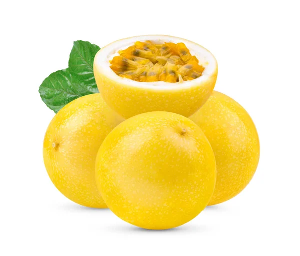 Gelbe Passionsfrucht Mit Isolierten Blättern Auf Weißem Hintergrund — Stockfoto