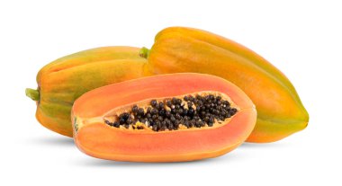 Olgun papaya meyvesi ve beyaz arka planda izole edilmiş tohumlar