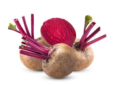 Beyaz arkaplanda yaprakları izole pancar kökü