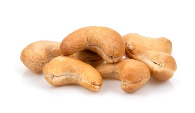 Beyaz arka planda izole edilmiş kavrulmuş kaju fıstığı