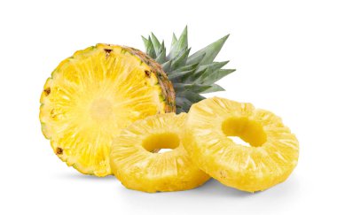 Beyaz arkaplanda dilimleri olan ananas