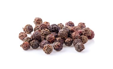 Beyaz arkaplanda karabiber izole