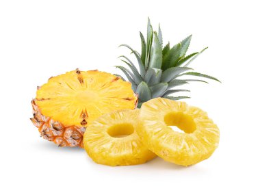 Beyaz arkaplanda izole edilmiş ananas dilimi
