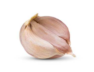 Beyaz arkaplanda sarımsak izole edilmiş.