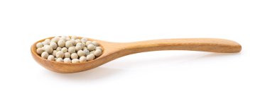 Beyaz arka planda izole edilmiş ahşap kaşıktaki biber.