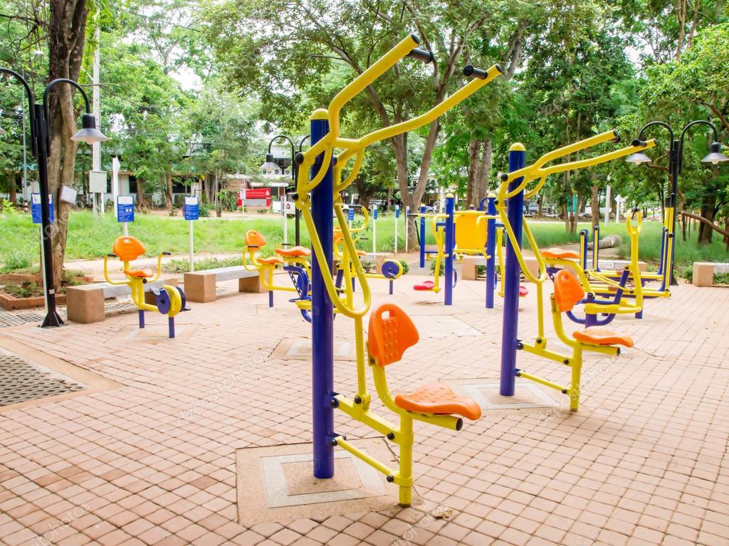 Colorido de equipamentos de ginástica ao ar livre. — Stock Photo