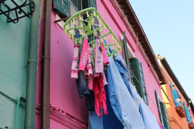 Wäsche in einem farbigen Gebäude auf der Insel Burano