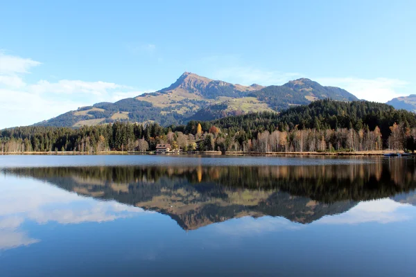 Blick auf See und Berge am Schwarzsee Kitzb=hel mit Alpenpanorama — Fotografia de Stock