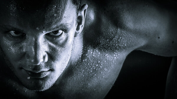 Закрыть портрет человека, делающего отжимания
