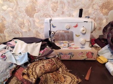 Dikiş makinesinin terzisi. El yapımı moda ekipmanları.