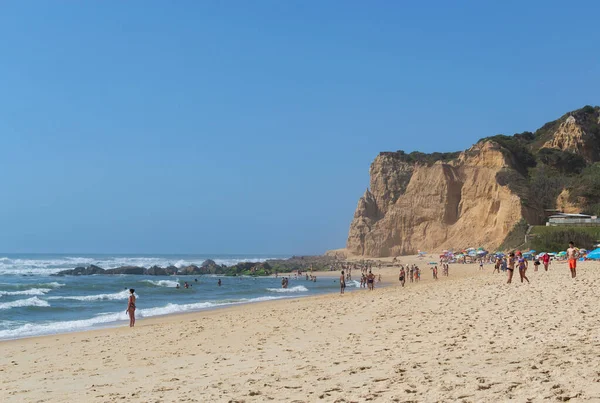 Plaża Nad Oceanem Ludźmi Odpoczywającymi Miejsce Wakacje Góry Morze Fale — Zdjęcie stockowe