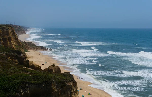 Playa Junto Océano Con Gente Descansando Lugar Vacaciones Montañas Mar —  Fotos de Stock