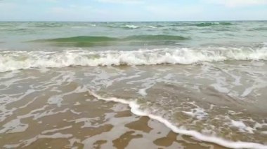 Denizde köpüren ve dalgalanan dalgalar. Yavaş çekim videosu.