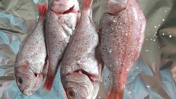 Kok Koken Vis Voor Het Bakken Folie Zeedietvoeding Een Restaurant — Stockvideo