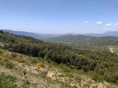 İspanya 'daki Pireneler Ulusal Parkı. Yeşil ormanlarla kaplı dağlar ve tepeler. Doğa manzarasının en yüksek noktasından bak. Avrupa 'da seyahat.
