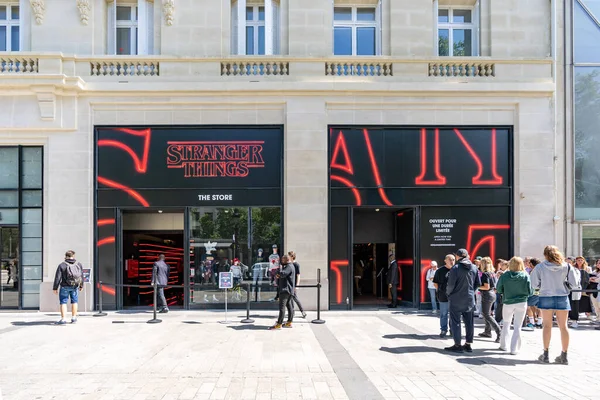 París Francia Junio 2022 Gente Haciendo Cola Fuera Tienda Stranger Fotos de stock