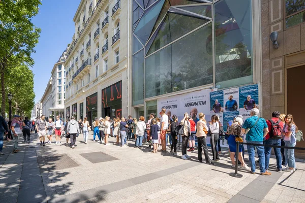 프랑스 2022 샹젤리제 거리에 스트레인저 에비뉴 스토어에서 사람들이 기다리고 고품질 스톡 이미지