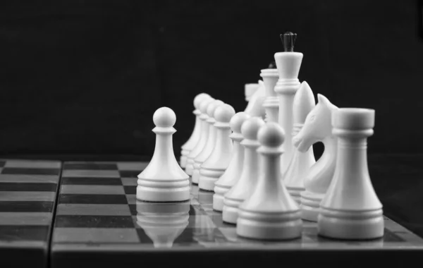 Échecs blanc sur noir — Photo