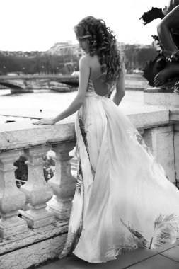 Paris'te poz çekici esmer Güzellik.