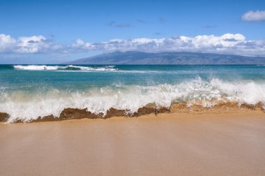 Dalgalar Hawaii plajda breaking