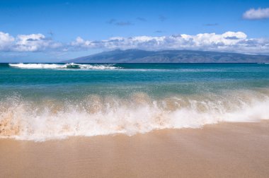 Dalgalar Hawaii plajda breaking