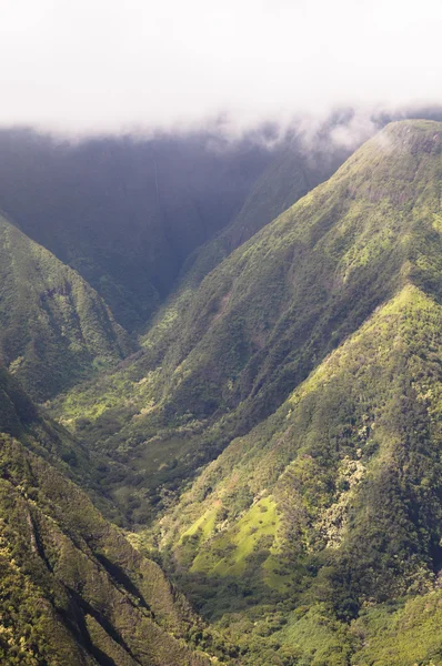 Гавайские горы в облаках — стоковое фото