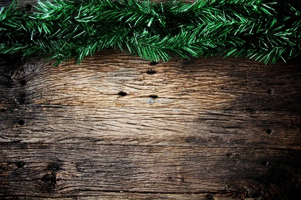 Fir kerstboom op een houten bord — Stockfoto