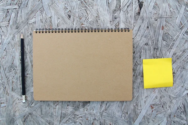 Gerecycleerd papier en notebook — Stockfoto