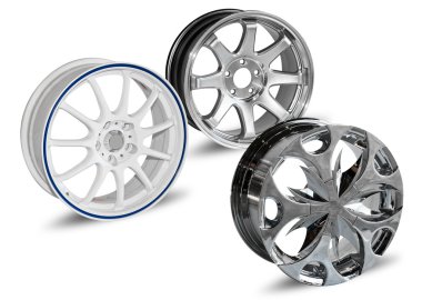 Beyaz arka plan üzerinde izole çelik alaşım araba diskler