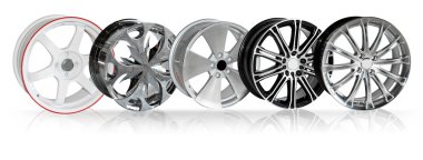 Beyaz arka plan üzerinde izole çelik alaşım araba diskler