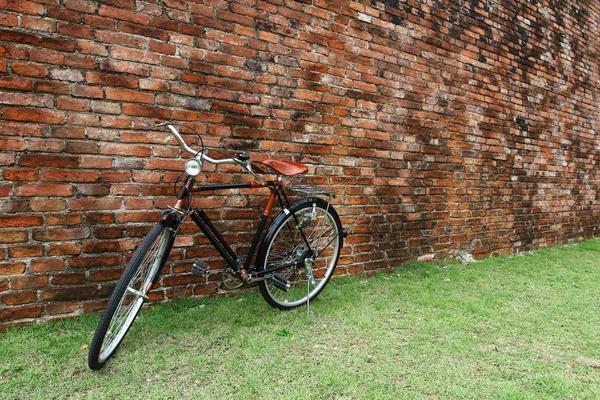 Bicicleta y pared de ladrillo — Foto de Stock