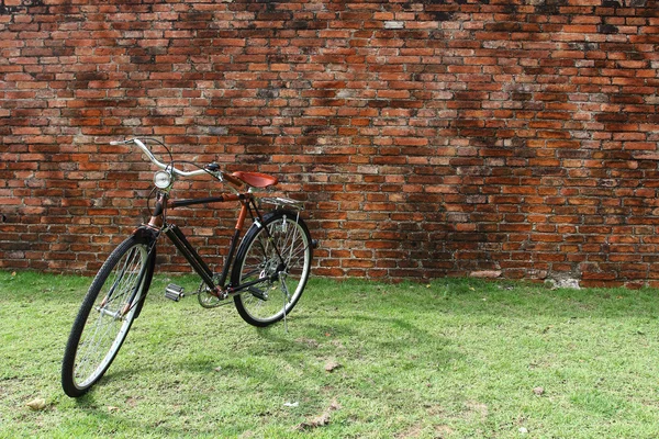 Винтажный велосипед и кирпичная стена — стоковое фото