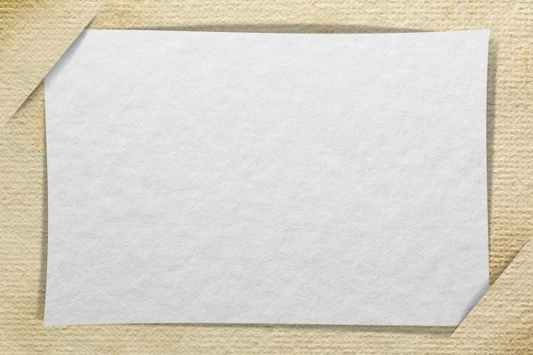 Blanco papier kaarten ingevoegd in een ander stuk van papier achtergrond — Stockfoto