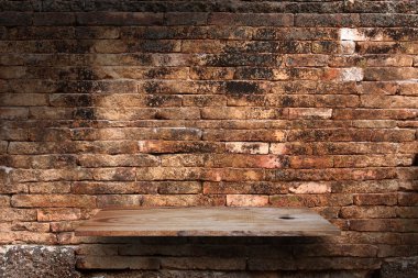 tuğla duvar dokusu arka plan boş ahşap rafta. Loft tarzı konsept tasarımı
