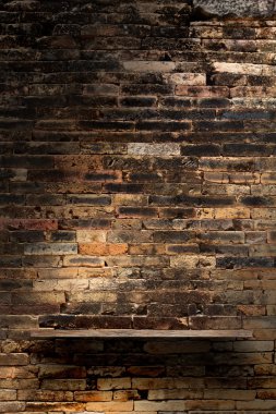 tuğla duvar dokusu arka plan boş ahşap rafta. Loft tarzı konsept tasarımı